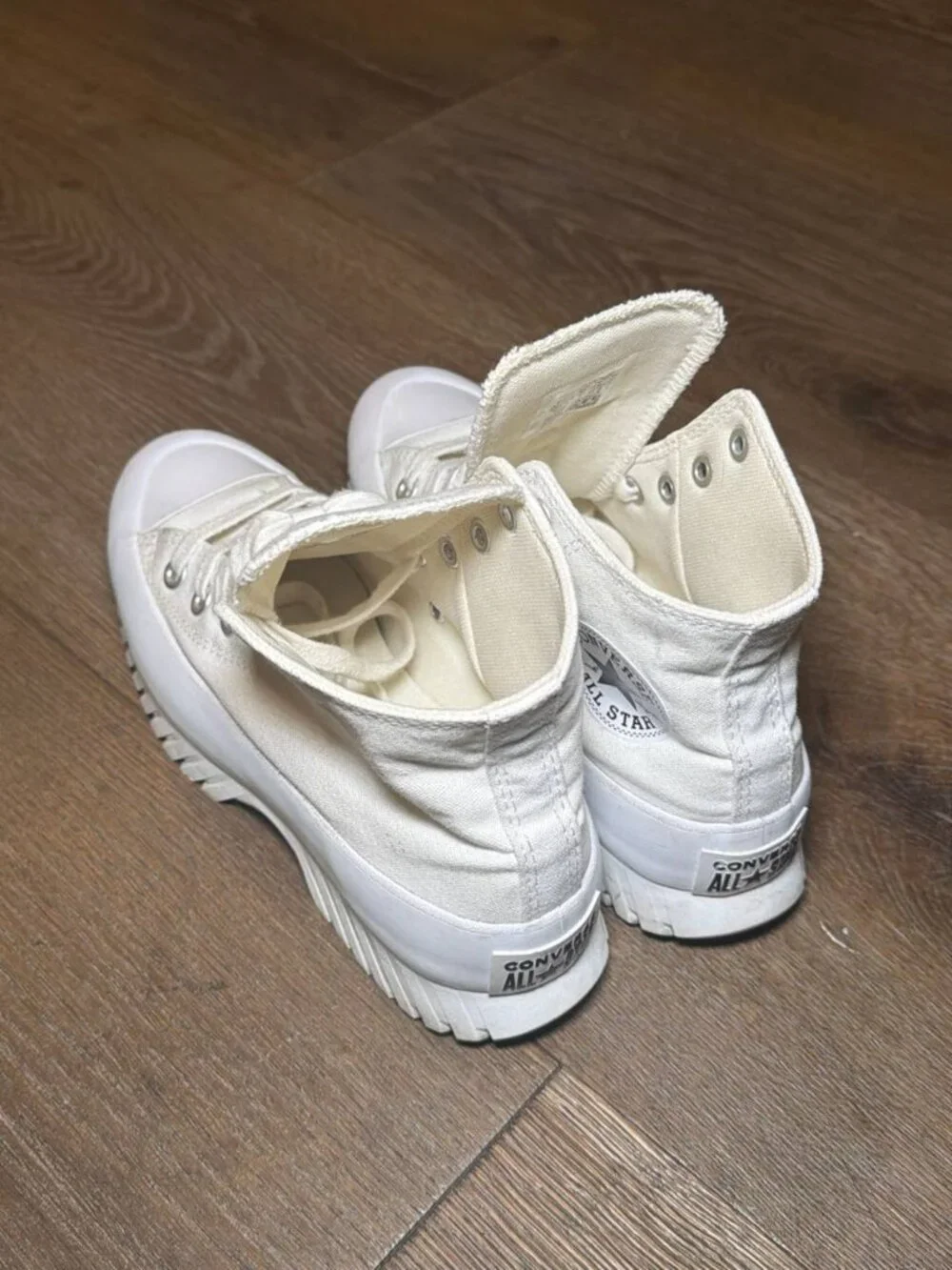 High-Top Sneakers Womens Size 7 - Barely Worn - Picture 3 of 8
